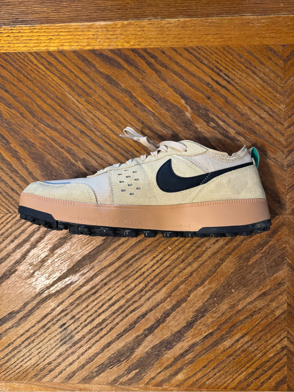 Nike Men’s Tan Sneakers with Black Swoosh - Picture 6 of 8